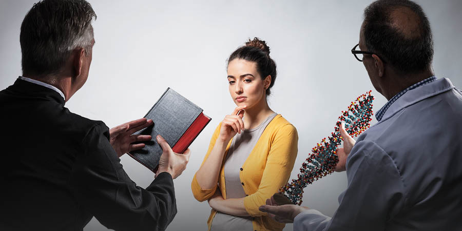 En kvinne ser nysgjerrig på en prest som holder en bibel, og på en forsker som holder en DNA-modell.