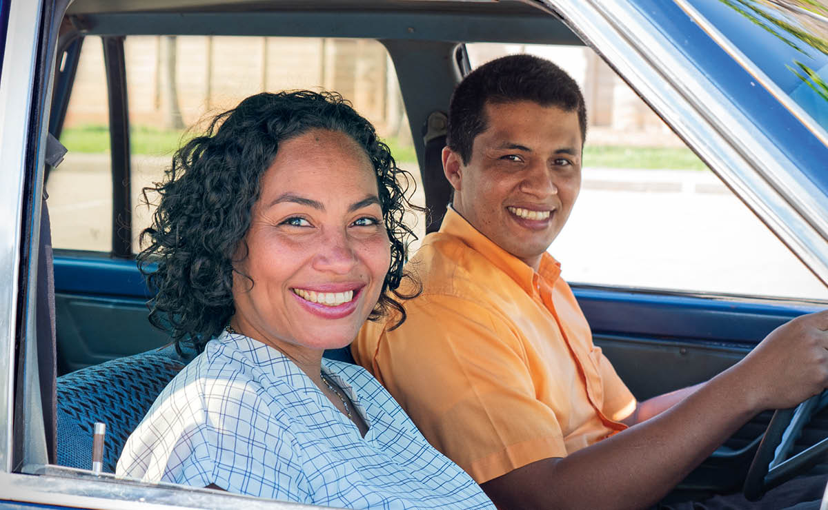 Johana og Jairo i bilen sin.
