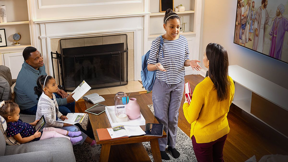 Familien øver på en realistisk situasjon på familiestudiet. En av døtrene svarer moren.