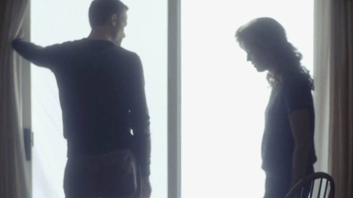 Et bilde fra videoen «Jehova er nær dem som er dypt fortvilet». Bror og søster Septer sørger fordi de har mistet barnet sitt.