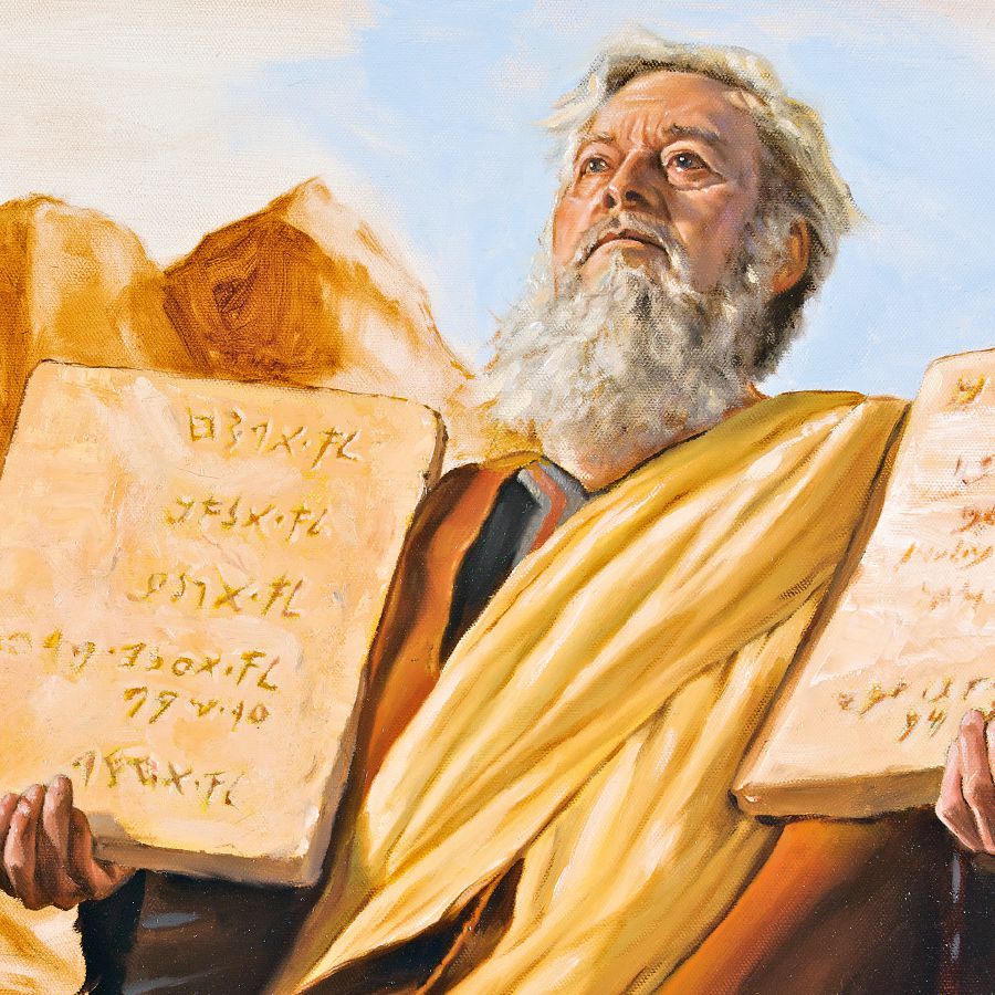Moses holder steintavlene med De ti bud