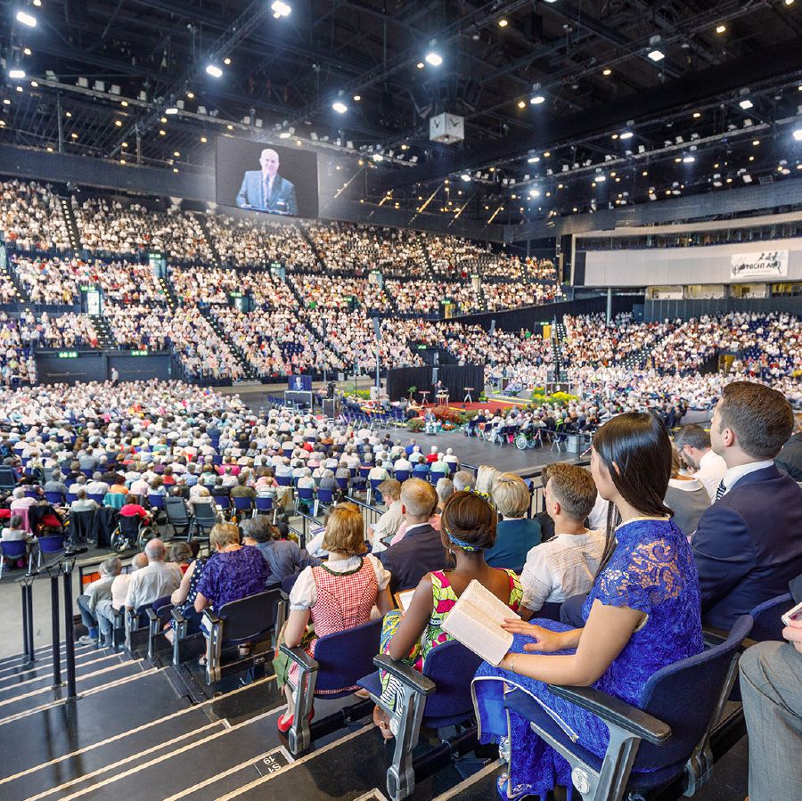 Jehovas vitner med forskjellig bakgrunn er på et stort stevne.