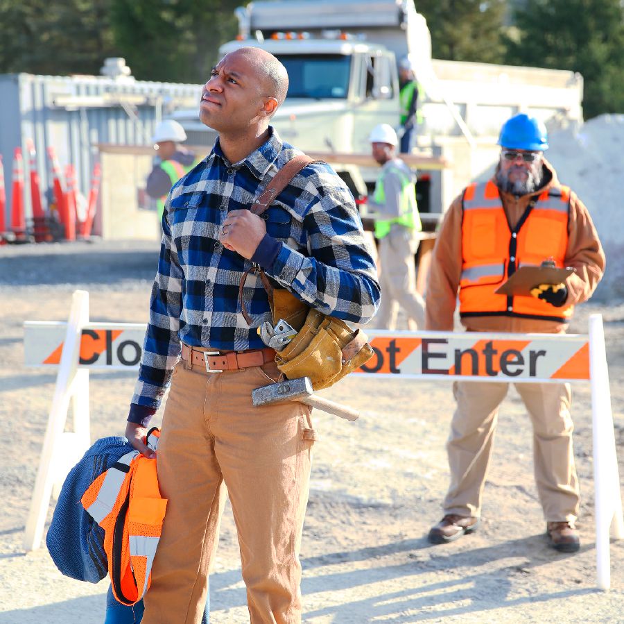 En bror går fra en arbeidsplass etter å ha mistet jobben