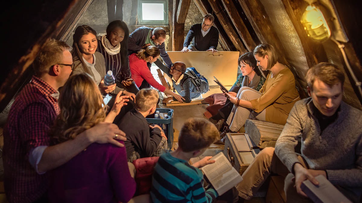 Brødre og søstre oppmuntrer hverandre på et loft under den store trengsel