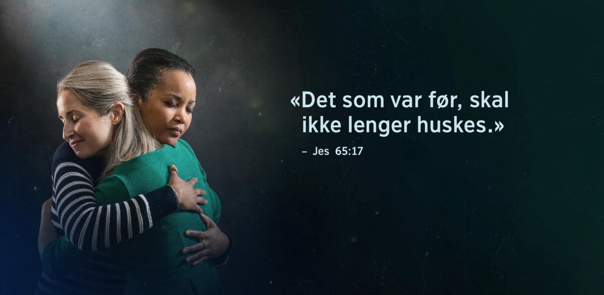Man ser ordene «Det som var før, skal ikke lenger huskes» fra Jesaja 65:17 ved siden av to søstre som klemmer hverandre og ser lettet ut.