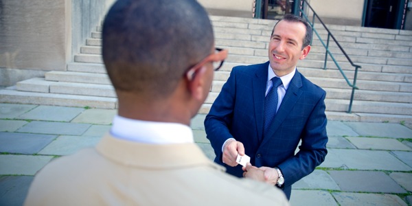 Abantu ababili bazana amabizo