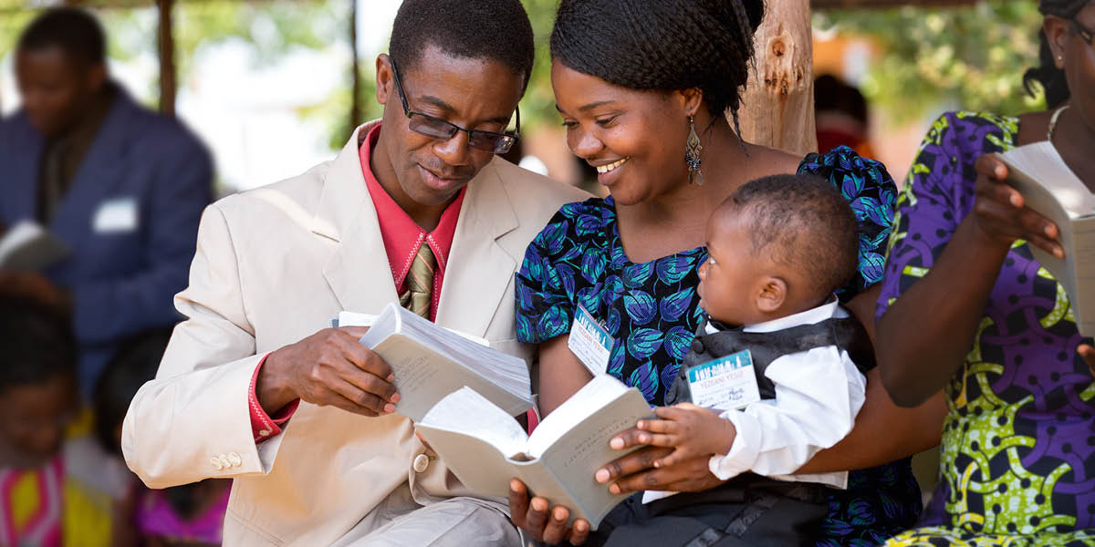 Mutši wo mongwana wo tshwere Bhayibele ya ‘New World Translation’ ka mmolabolo wa bona ka nthago ga gore yi ntshiwe.