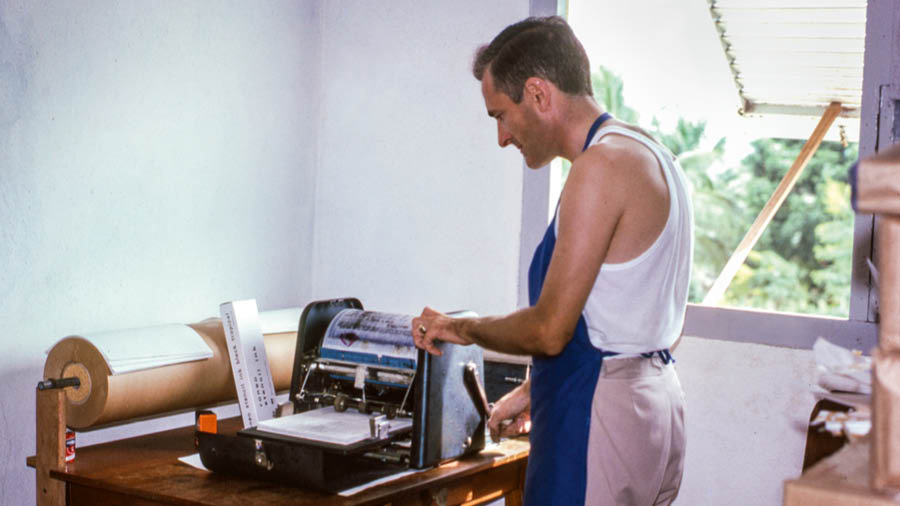 Stephen o berekisa motšhini wa mimeograph.
