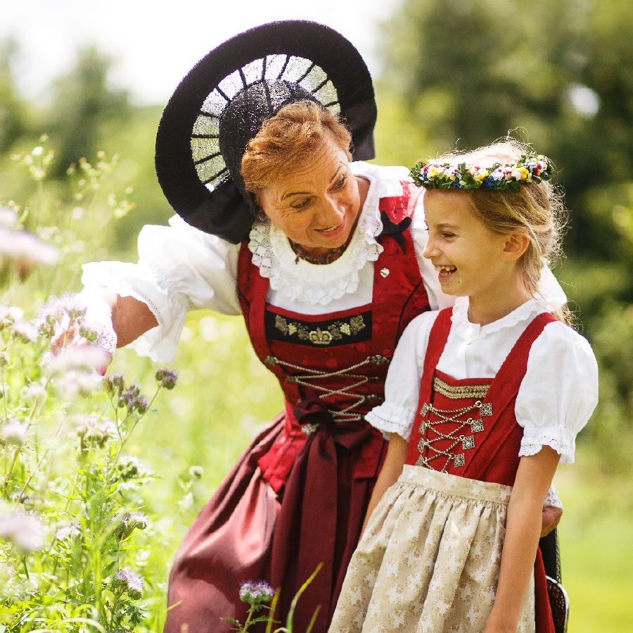 Mayi komanso kamtsikana atavala zovala zachikhalidwe za ku Liechtenstein