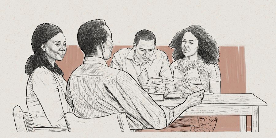 A Mboni za Yehova awiri akuphunzira Baibulo ndi banja lina.