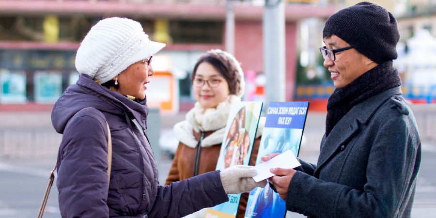 A Mboni za Yehova akulalikira pogwiritsa ntchito kashelefu kamatayala ku Mongolia ngakhale kuti kunja kukuzizira kwambiri