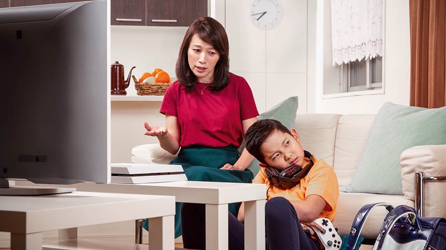 Omuzaire omukazi aikaikaine, naahana omutabani ahabw’okuzaana emizaano y’aha kompyuta omu mwanya gw’okukora emirimo n’ebi baamuha aha ishomero