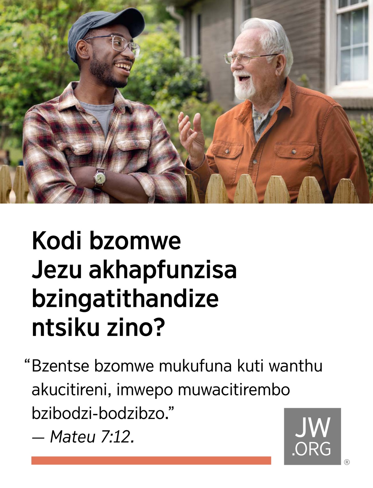 Avizinyu awiri akuceza mwauxamwali pomwe ali pa muro m’mphepete mwa kintale zawo.