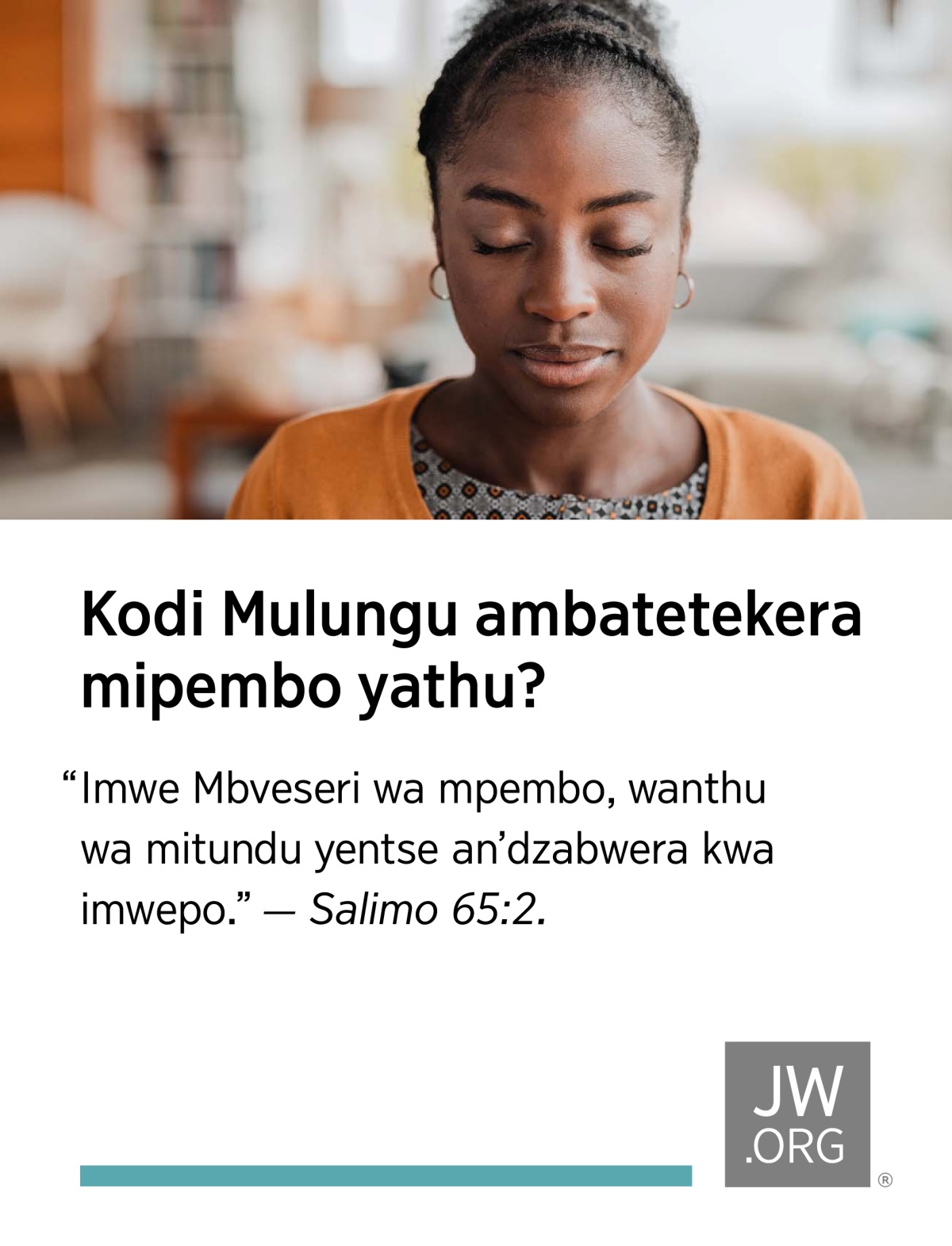 Mtsikana akupemba kucokera pantsi pa mtima m’nyumba mwace.