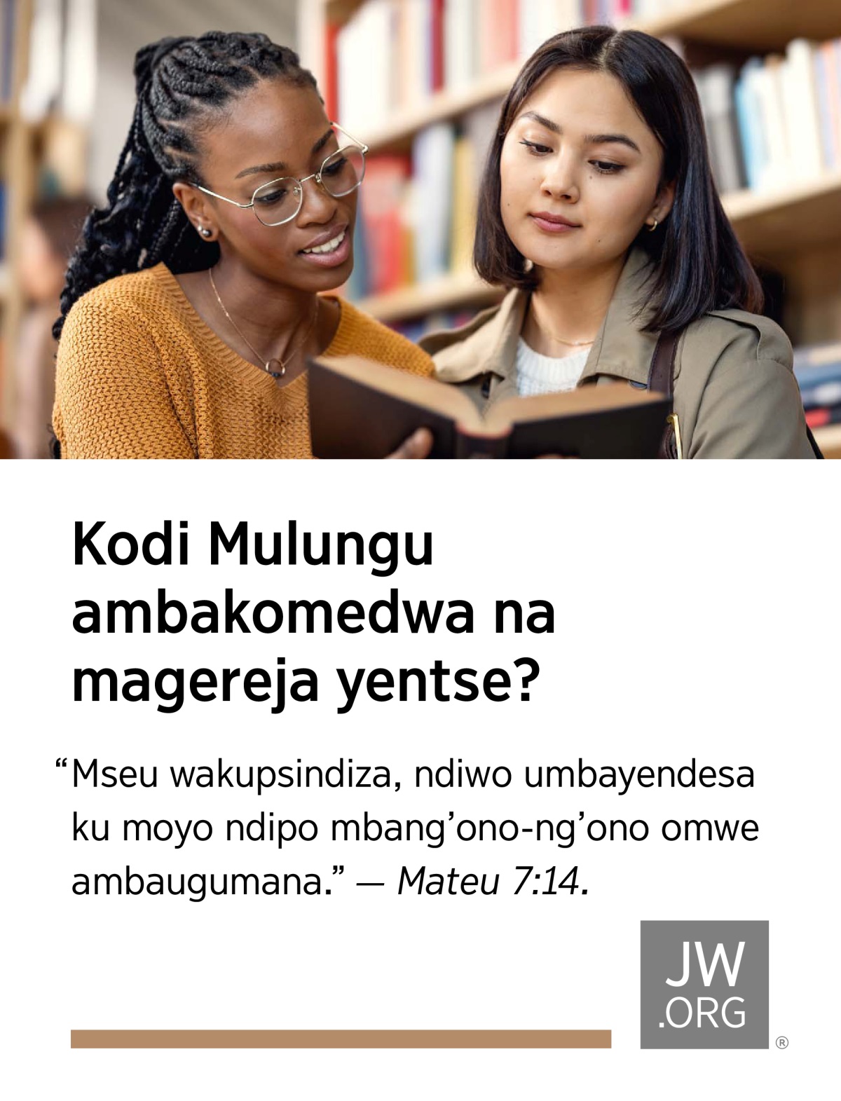 Maswaka mawiri yakuwerenga bukhu mu bibliyoteka.