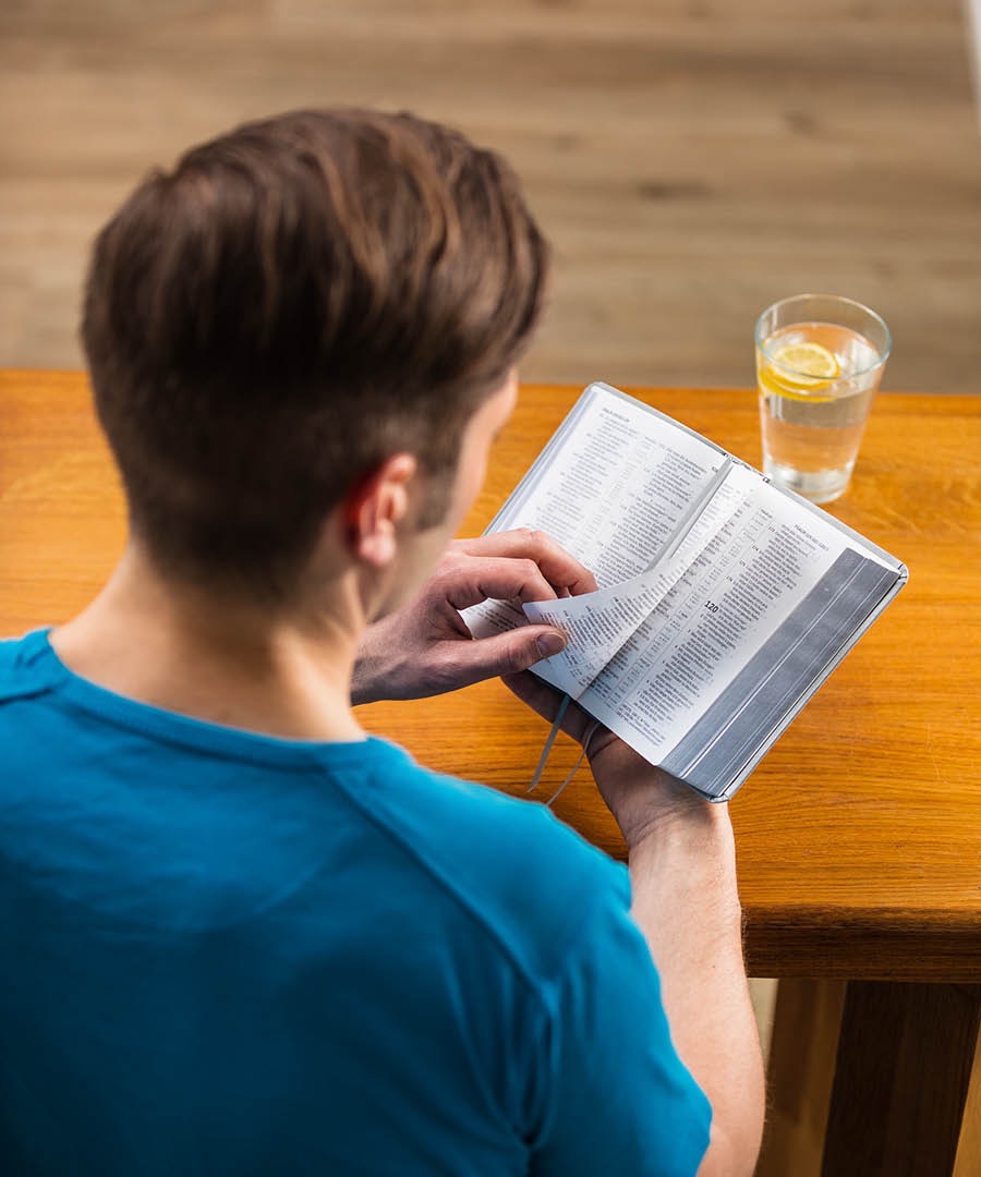 Mwamuna munango akuwerenga Bibliya