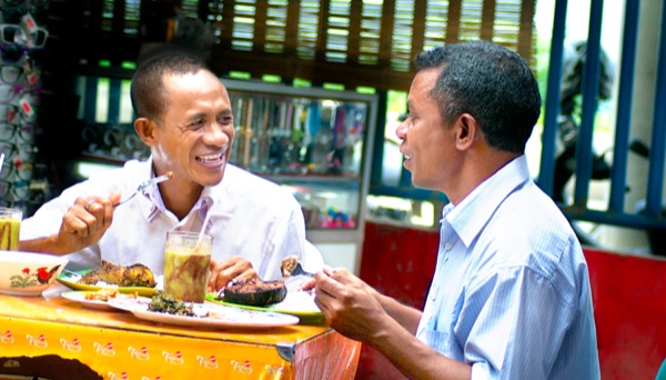 Neelsaniifi Awugustoon yommuu waliin nyaatan