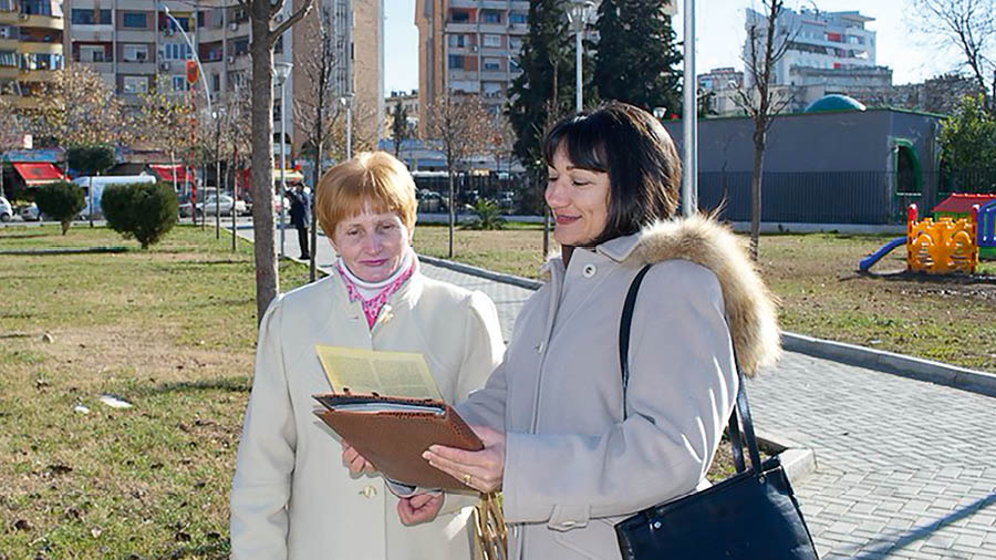 Лорӕ иу сылгоймагӕн парчы хъусын кӕны