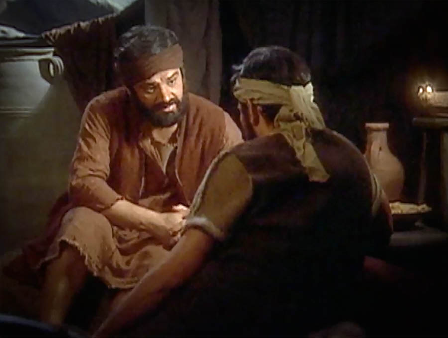 ‘ਸਾਨੂੰ ਖ਼ਬਰਦਾਰ ਕਰਨ ਵਾਲੀਆਂ ਮਿਸਾਲਾਂ—ਕੁਝ ਹਿੱਸਾ’ ਨਾਂ ਦੀ ਵੀਡੀਓ ਦਾ ਇਕ ਸੀਨ। ਫ਼ੀਨਹਾਸ ਯਾਮੀਨ ਨਾਲ ਤਰਕ ਕਰਦਾ ਹੋਇਆ।