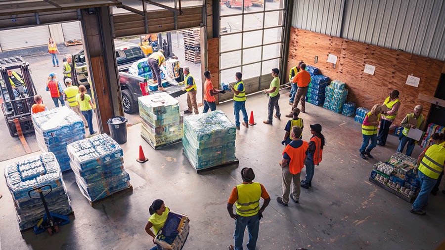 Diad sakey a warehouse, pigaran Tasi so mangisasalansan na saray suplay parad relief.