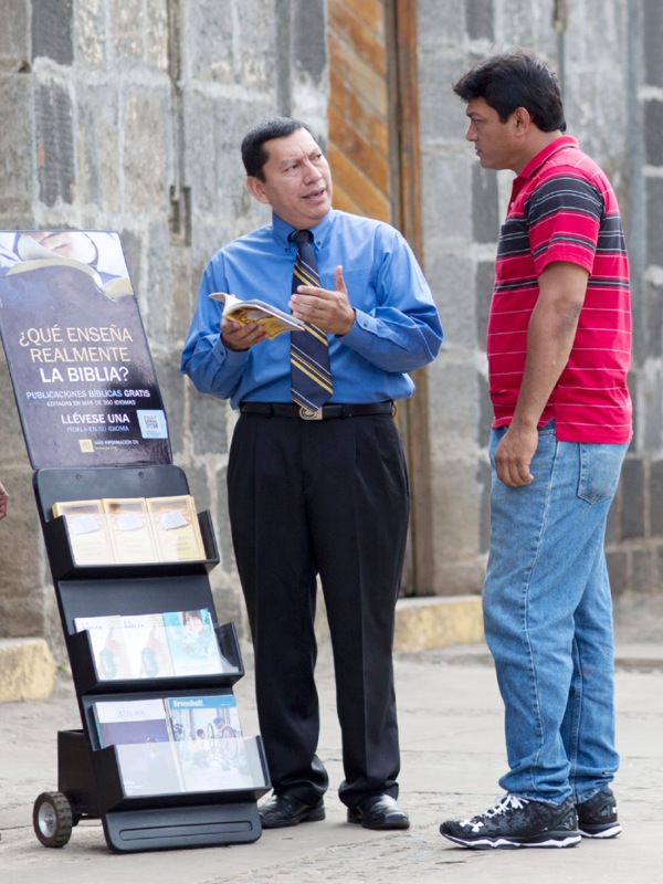 Tasi nen Jehova ya manpa-public witnessing panamegley na literature cart