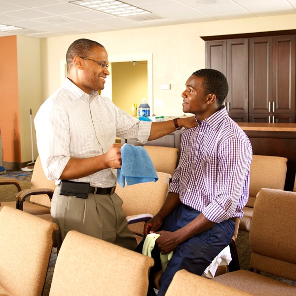 Ipapaliwawa na elder ed kalangweran ya brother no akin ya nepeg a gawaen so sakey a kimey ed Kingdom Hall