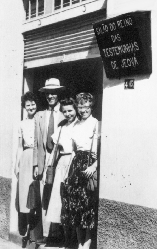Algun testigo di Jehova na entrada di e salon di Reino na Bauru na aña 1955