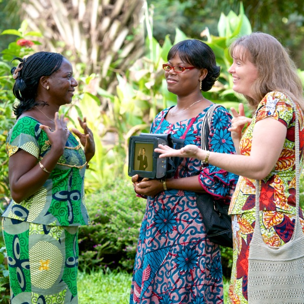 Anne-Rakel predicando na Idioma di Seña na Togo