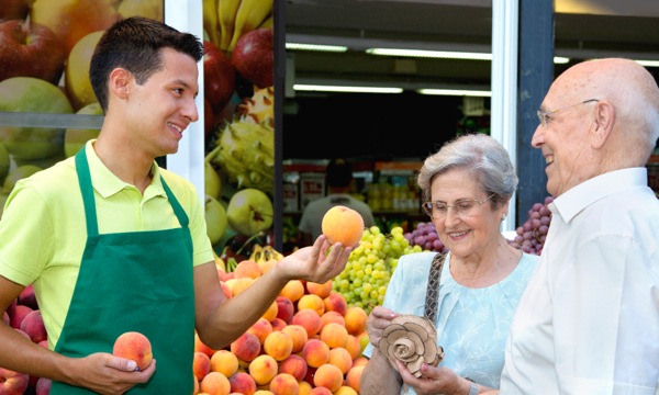 Un trahador di supermercado ta gusta yuda cliente