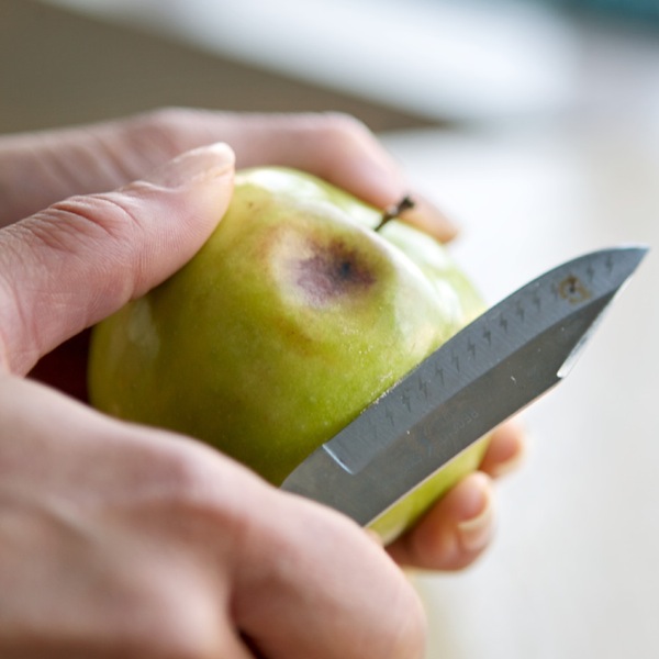 Kòrtando un pida putrí for di un fruta