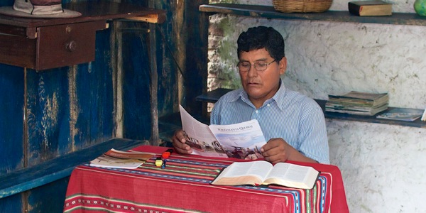 Un Testigu di Yehova studiando E Toren di Vigilansia na un idioma indígena