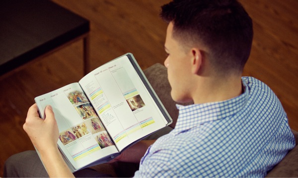 Un Testigu di Yehova ta hasi uso di e apèndiks den e Tradukshon di Mundu Nobo di e Santu Skritura revisá na ingles pa meditá riba e último siman di Hesus su bida riba tera