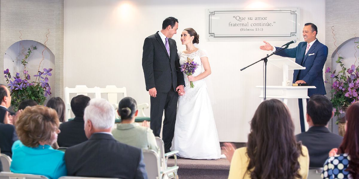 E oradó ta deklará e brùit i brùidehòm esposa i esposo