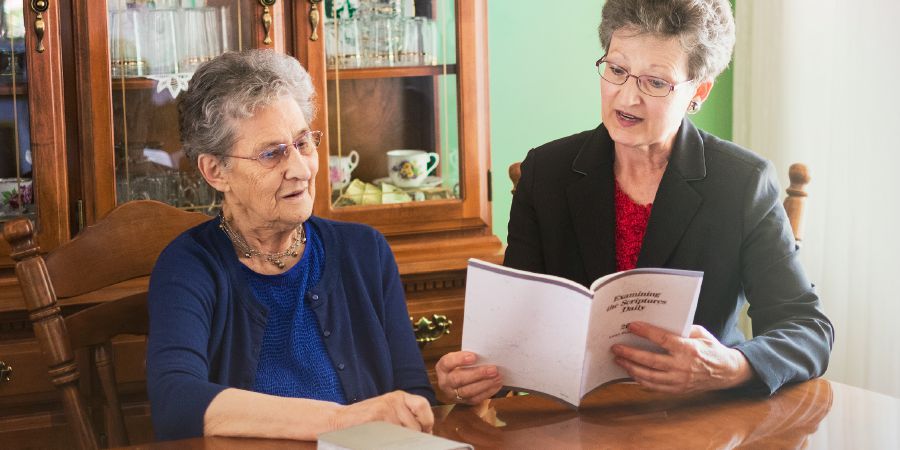 Maureen ta lesa e teksto di dia ku su mama