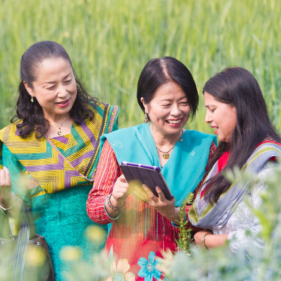 Kumiko ta usa un tablet pa prediká na Nepal