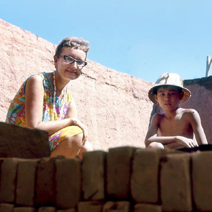 Margaret i un mucha hòmber chikitu na Laos