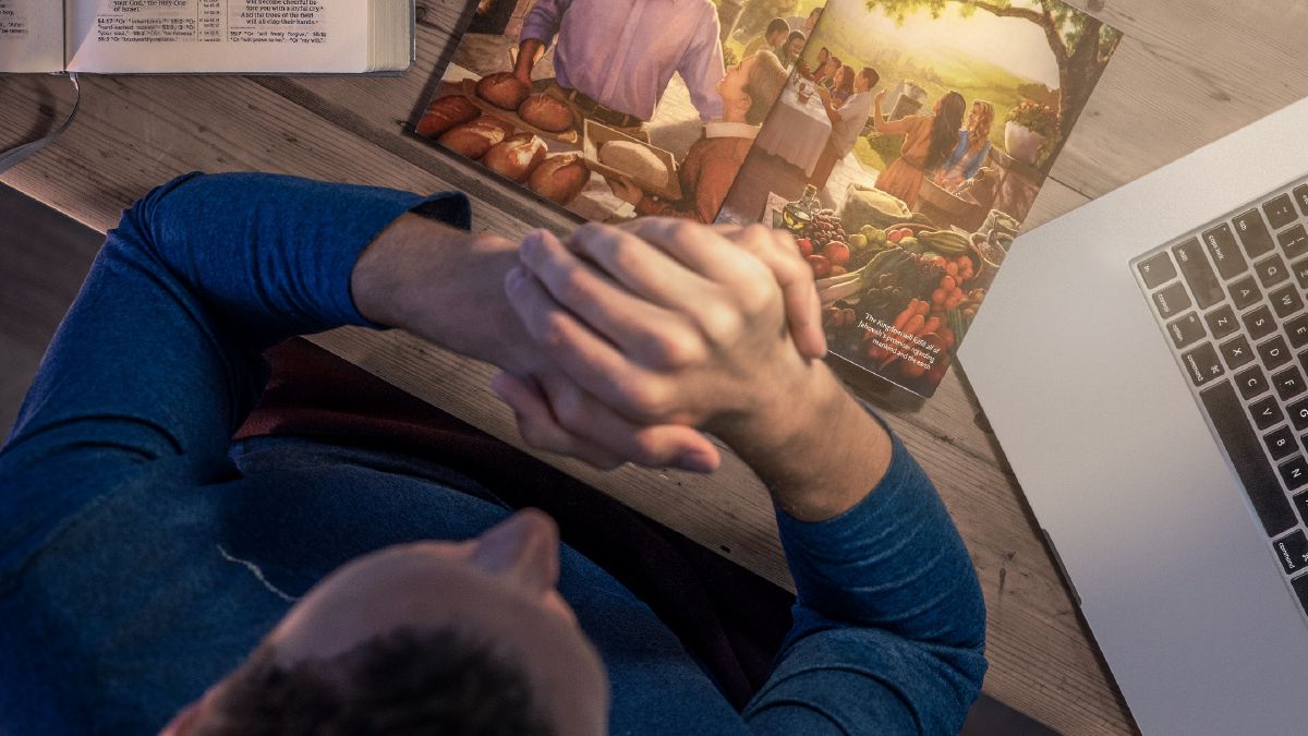 Un ruman hòmber ta hasi orashon i meditá riba e speransa di Paradeis