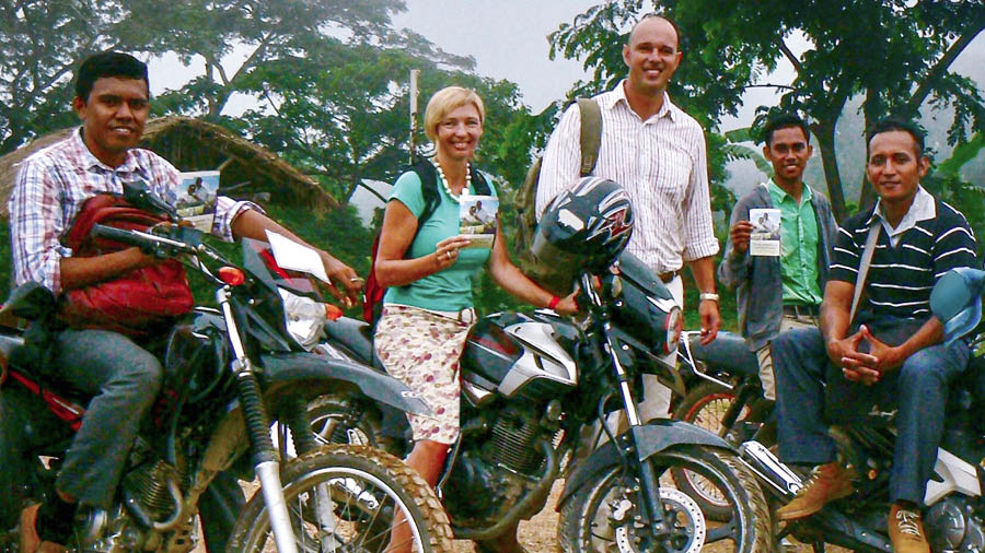 Vanessa, Alex i tres hòmber lokal ta riba bròmer pa kore parti invitashon di Konmemorashon.
