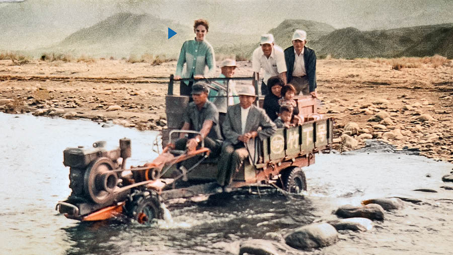 Kathleen, Harvey i algun ruman ta kore un vehíkulo ku nan a hinka den otro pa krusa un riu plat.