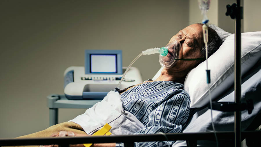 Un hòmber malu riba kama di hospital.