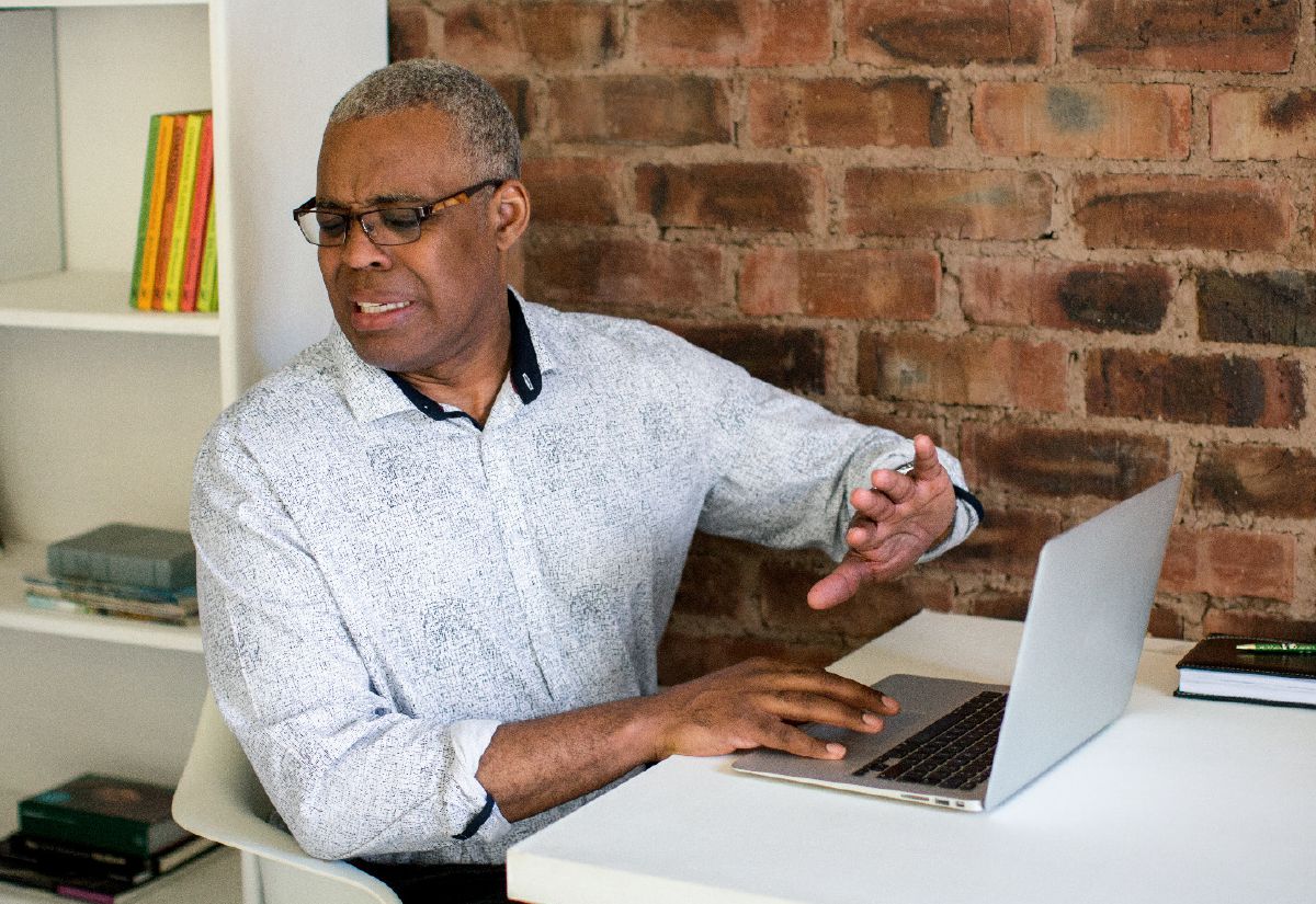 A odam el olechib a osengel er a screen er a computer