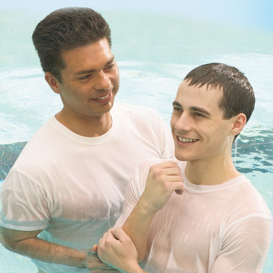 The man dey baptize to show sey e don give im life to Jehovah and promise to serve am