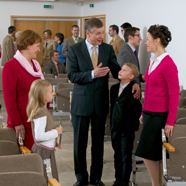 One elder dey talk to some people for congregation