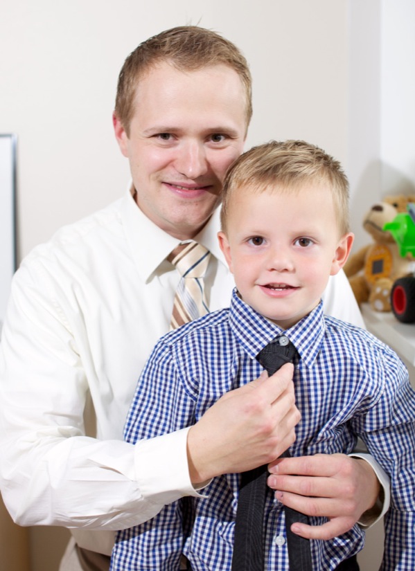 Papa and im pikin dey dress to go meeting for Kingdom Hall
