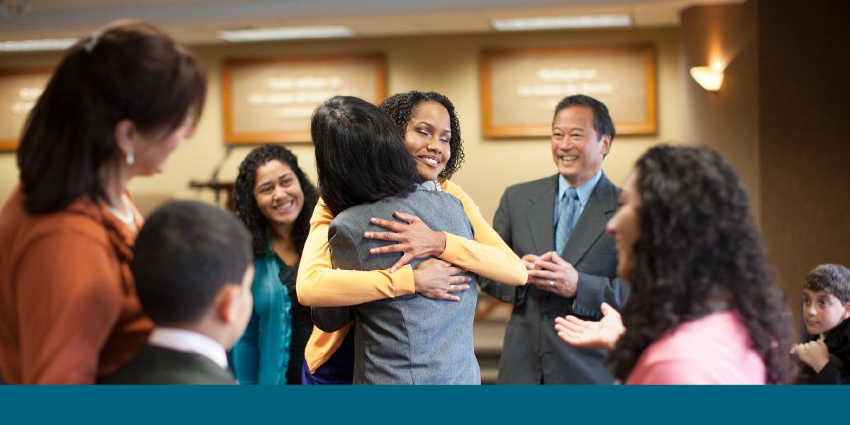 Brothers and sisters for Kingdom Hall dey welcome one sister wey be don stop to dey serve Jehovah