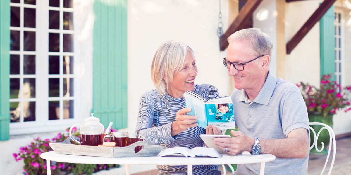 Husband and wife wey don old dey read ‘Young People Ask’ book together
