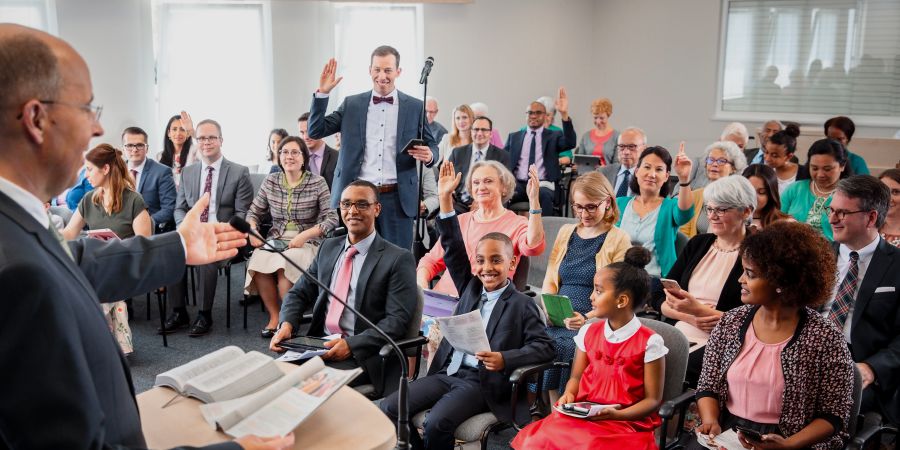 De Vesaumlunk loft Jehova, met äare Auntwuaten bie een Toopkomen