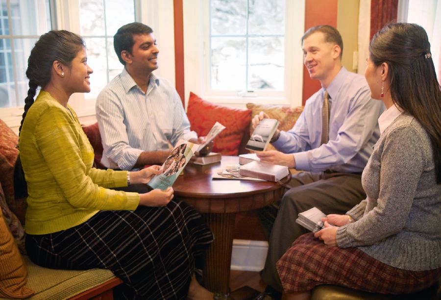 Olketa Jehovah’s Witness taem olketa offerim wanfala Bible study