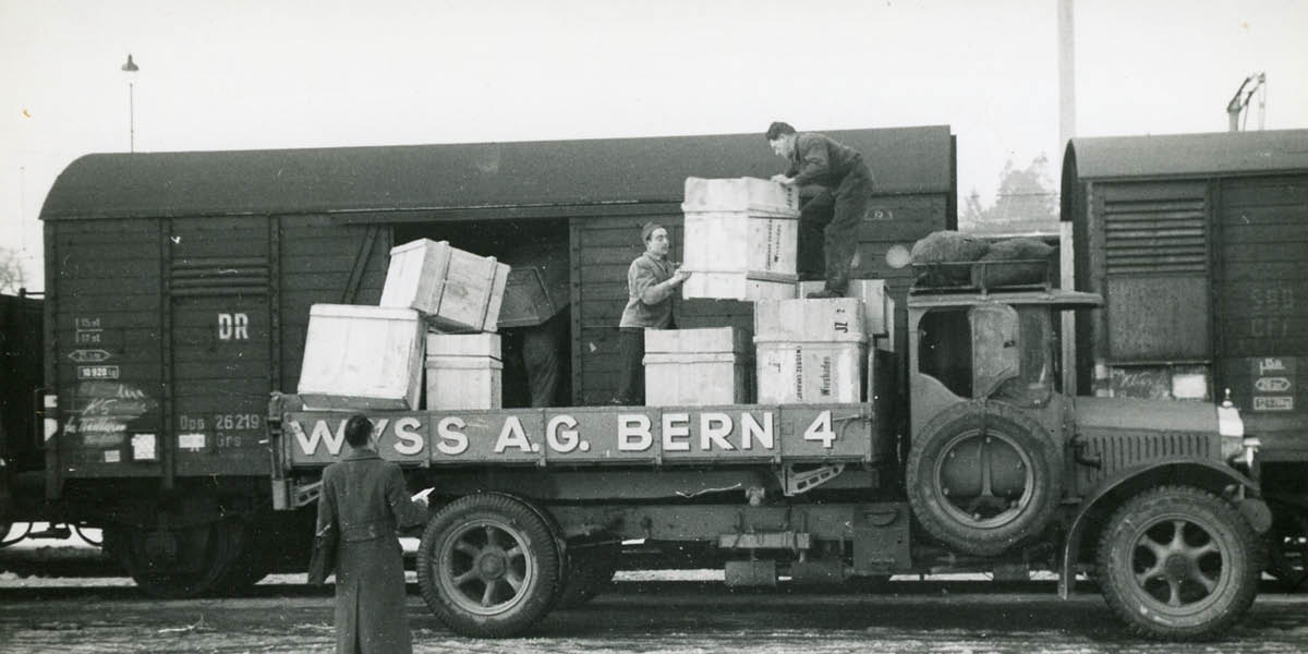 Olketa Jehovah’s Witness loadim olketa box blo olketa samting wea olketa donatem lo train for go lo Germany.