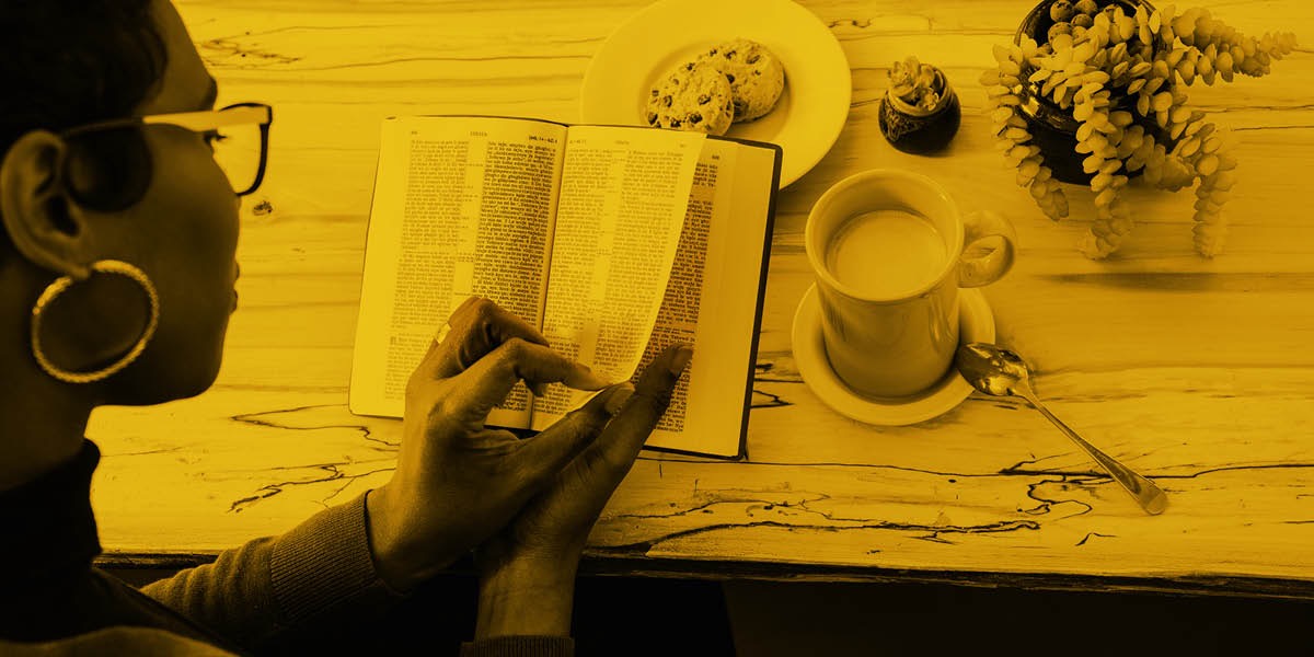 Woman readim Bible
